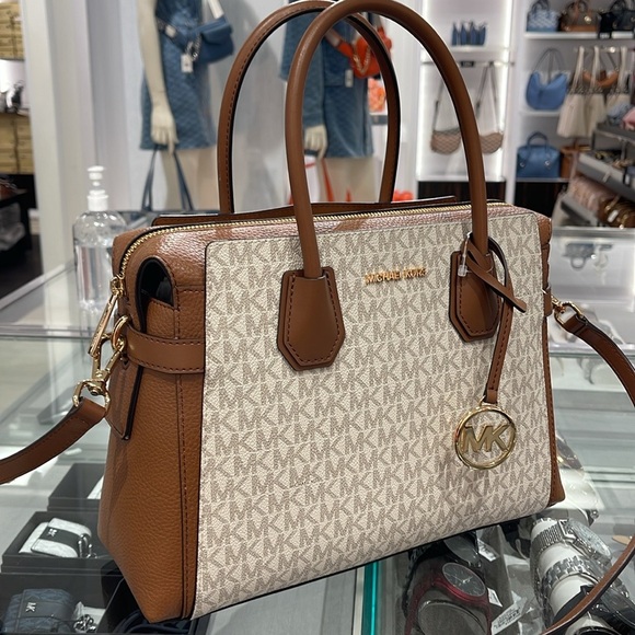 MICHAEL KORS
Mercer Medium Logo and Leather Belted Satchel Crossbody
Vanilla
NWT - Picture 13 of 16